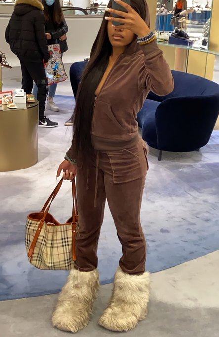 how tall do I look? https://t.co/KQTxbNIh3y<a href="/tag/newprofilepic"class="tags"><span>#newprofilepic</span></a>