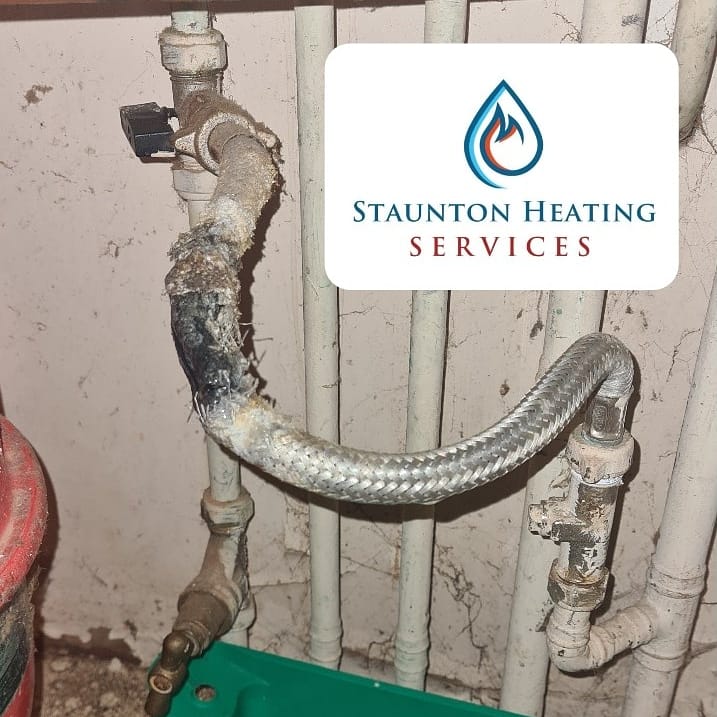 StauntonHeating's tweet photo. Call out tonight for a customer in #eastsheen because of a leaking pipe.
Found the filling loop hose corroded and split!

New filling loop fitted, boiler back up and running in no time, leaving a very happy customer with heating and hot water 👍

#heating #plumber #surrey https://t.co/Hvjc7b5JVO