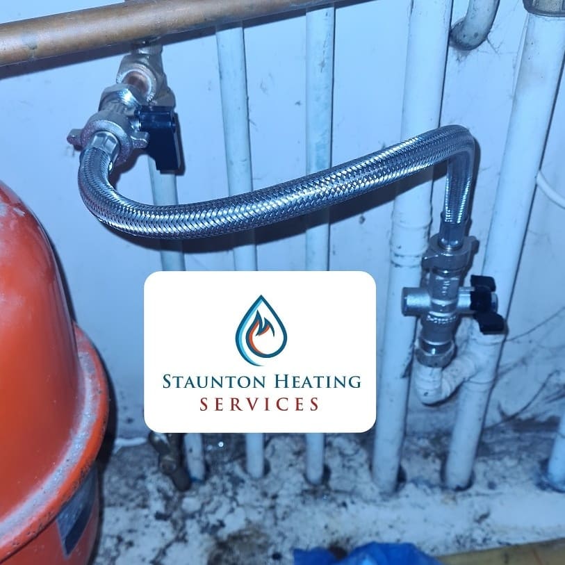 StauntonHeating's tweet photo. Call out tonight for a customer in #eastsheen because of a leaking pipe.
Found the filling loop hose corroded and split!

New filling loop fitted, boiler back up and running in no time, leaving a very happy customer with heating and hot water 👍

#heating #plumber #surrey https://t.co/Hvjc7b5JVO