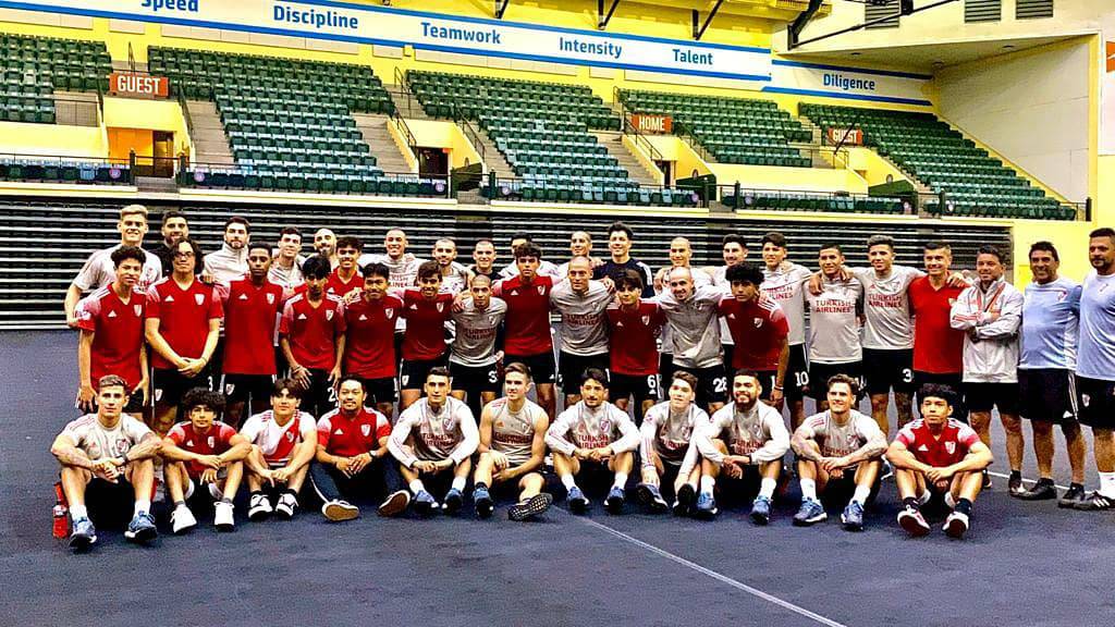 RiverRMG's tweet photo. 👉🏻La Escuela de Indianápolis visitó al plantel en Orlando. El grupo selectivo de las categorías 2003, 2004 y 2005 presenciaron la práctica, saludaron a los jugadores y al cuerpo técnico de #River. 

✍ @CamiPenalber https://t.co/dRqaZ4wRD2