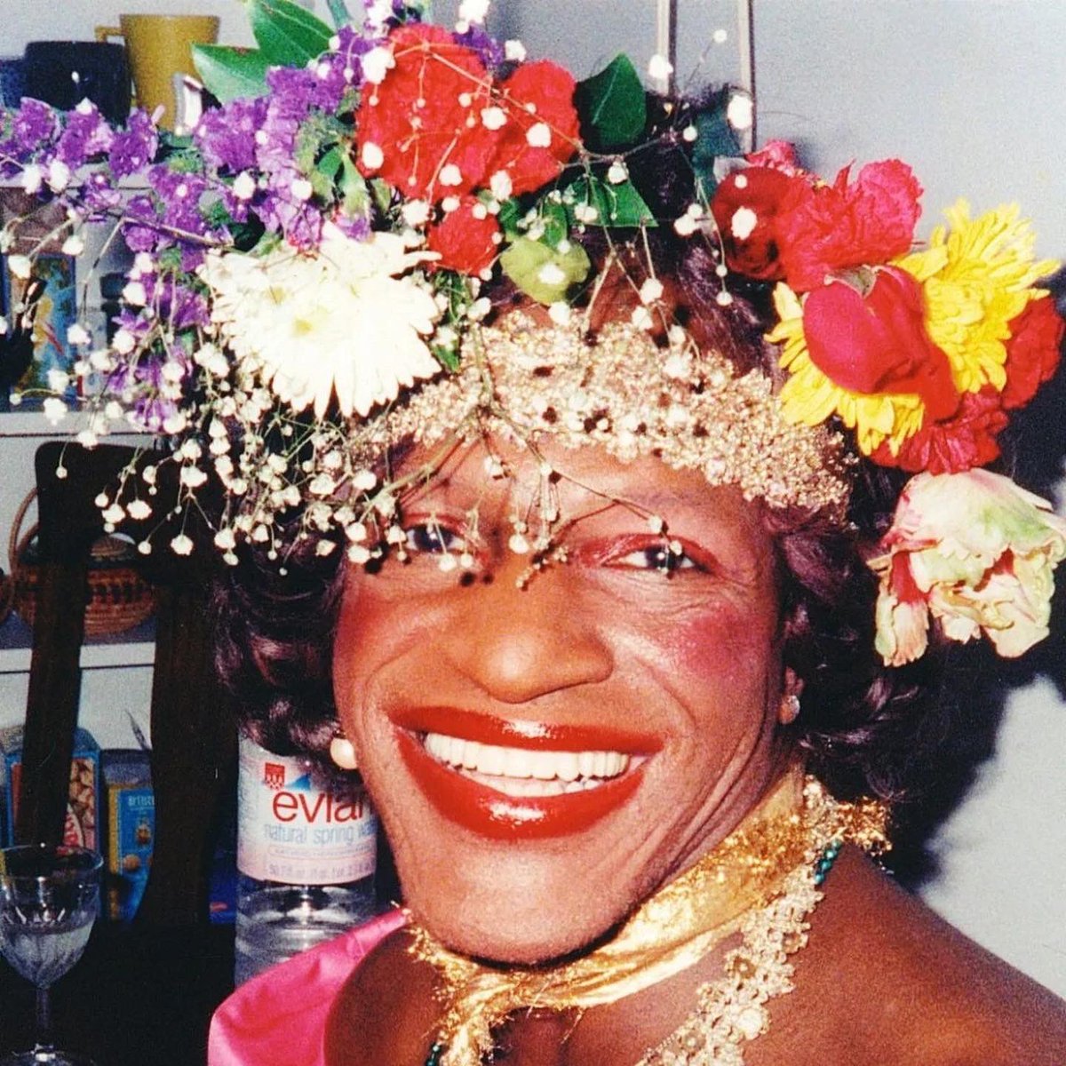 BarefootRoar's tweet photo. 52 yrs ago, as the NYPD stormed into the Stonewall Bar, Marsha P Johnson threw a shot glass at a mirror and screamed "I got my civil rights." The Stonewall Riots had begun, and it's not too late to join in. Dress up. Dress down. Be an activist. Be an ally. Make yourself visible https://t.co/HLBQC3t1SU