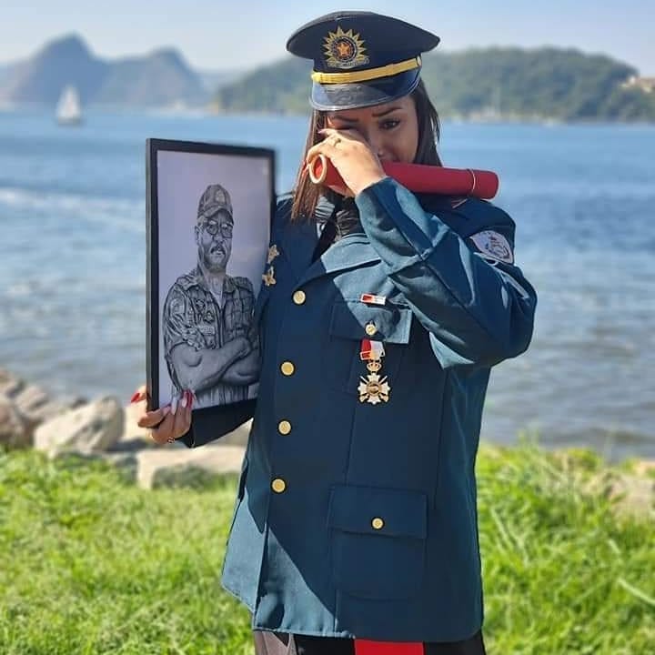 PMERJ's tweet photo. Hoje foi a formatura de Bacharelado em Direito da filha do subtenente Assumpção, do #CFAP, que nos deixou a aproximadamente 6 meses. Mais que merecida essa linda homenagem ao policial, ao pai, ao amigo, que dedicou toda uma vida ao ensino e formação de nossos policiais. #PMERJ https://t.co/3JPRtfFh8R