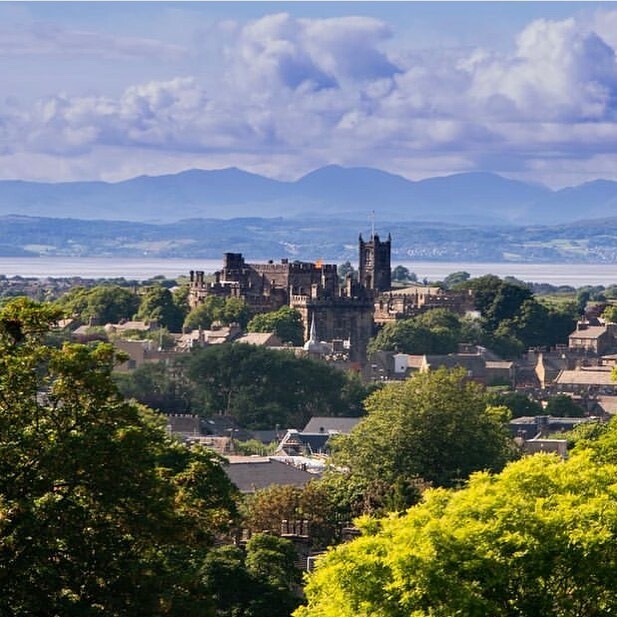 Stunning shot of Lancaster Castle with the Lake District Fells in the background. 🏰⛰ 

📸 @parkinson_prints instagr.am/p/CQrLh8vAdlI/