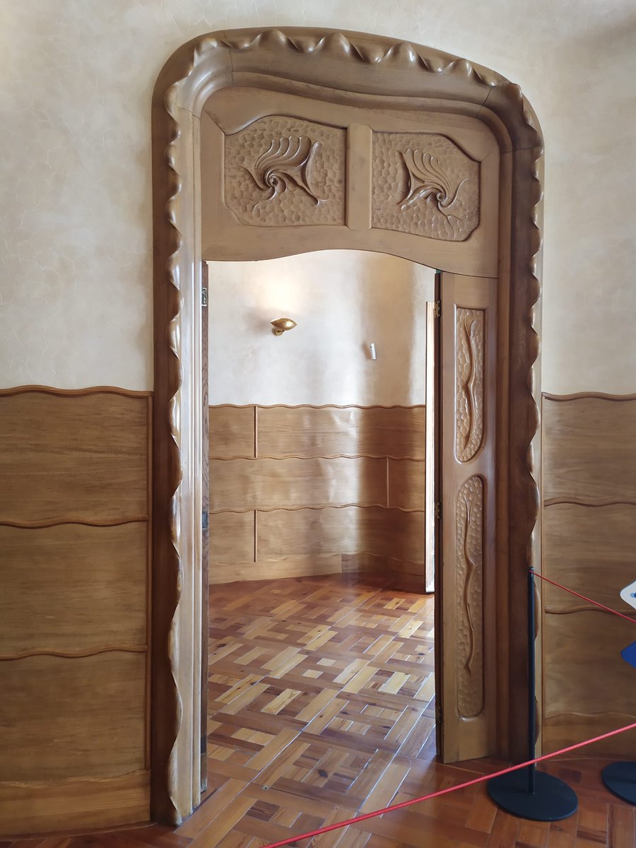 pipiatroni's tweet photo. @BridgetAnnGrea1 Art Nouveau is an artistic renewal that began at the end of the 19th century. Both in architecture and in decorative objects and with jewelry.
The most important architect of this movement was the Catalan Antoni Gaudí. A fascinating man. Its houses are spectacular. 😘💞💖❤️ https://t.co/2xSDX6UqMA