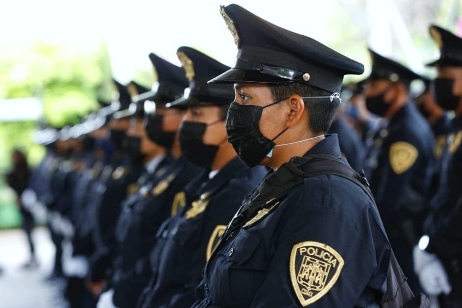GobCDMX's tweet image. Al día de hoy, ninguna alcaldía de la Ciudad se encuentra entre las más violentas del país; sin corrupción logramos grandes cambios y fortalecemos las instituciones.

Hoy se integran 100 elementos policíacos 👮‍♂️👮‍♀️ en @Alc_Iztapalapa, para brindar mas seguridad a la ciudadanía. 👍