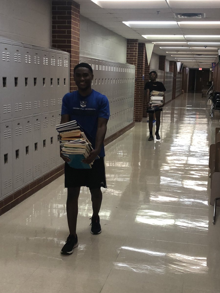 Arlington Bowie Football (@bowievolfb) on Twitter photo Student-athletes from all sports taking a little time to help out the <a href="/JamesBowieHS/">Bowie High School</a> admin moving books today #family #positiveBowie Student-athletes from all sports taking a little time to help out the <a href="/JamesBowieHS/">Bowie High School</a> admin moving books today #family #positiveBowie