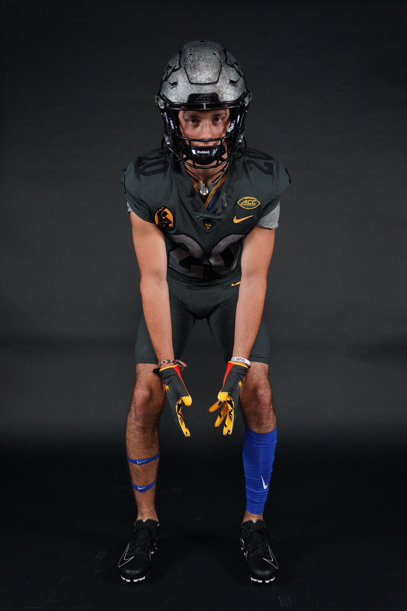gagesullivan12's tweet photo. i would like to thank pitt for hosting a great visit and a great 7on7 tournament @ARCHIECOLLINS22 @Pitt_FB https://t.co/MAfFLQn5wV