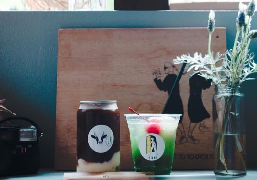 #メロンクリームソーダ
#ミルクオレ
.
ミルクオレの方は、ご注文の際にお好きなフレーバーをお選び頂けます🐄
.
冷たいミルクアイスとアイスコーヒーをかき混ぜながらお召し上がりください🐄
.
本日も11時からやってます🐄