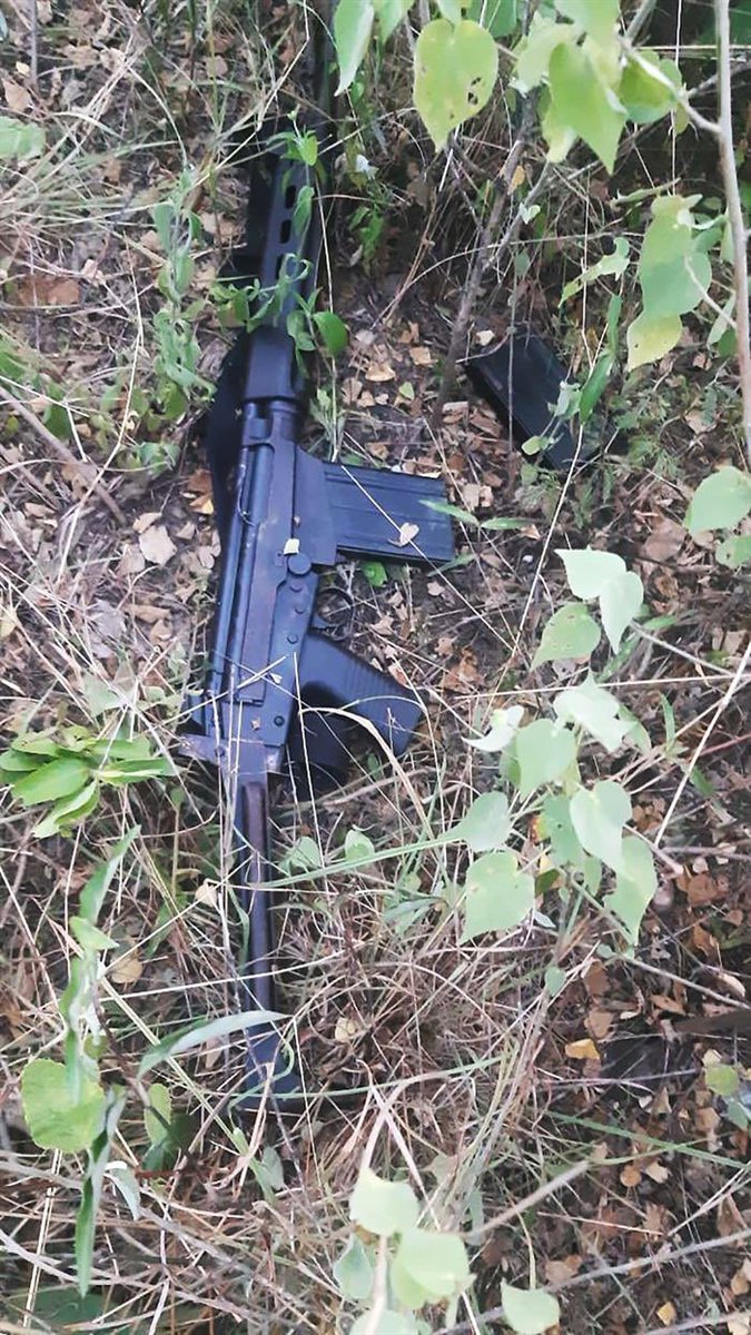 HELIODOPTERO's tweet photo. Los del atentado no solamente dejaron las armas sino también el  NIT y el teléfono para la calificación del servicio. https://t.co/s17kRzRvr9