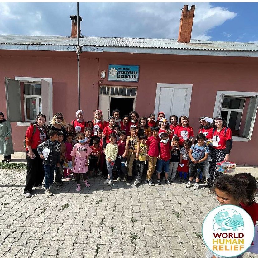 WHR GEZİCİ KÖY ENSTİTÜLERİ 2. HAFTASINDA

Geçen hafta çocuklarla kurduğumuz güven bağı üzerine, bu hafta ihmal ve istismar konularını derinlemesine anlatıyor; sanat atölyemizle psikososyal çalışmalarımızı pekiştiriyor; çocuklarla çocuk hakları, insan haklarını anlatıyoruz.🔗