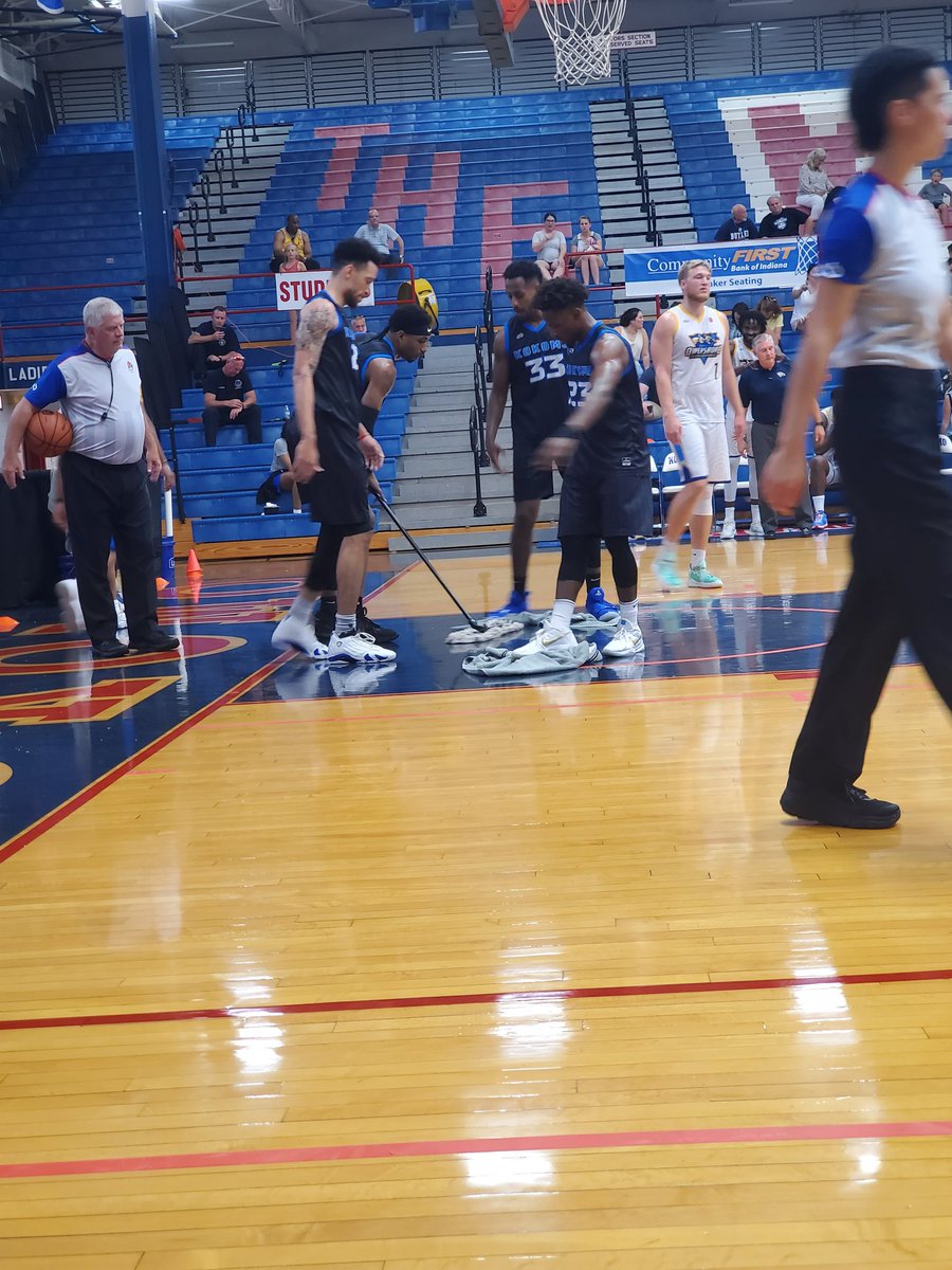 EliAndJohnson's tweet photo. Had the opportunity to see the @KBobkats play for the first time yesterday. It was an awesome game, but one thing that really stood out to me was the humility of the players in moments like this. These guys were more than happy to wipe up the sweat off the ground between plays. https://t.co/bN1IJGKKaP