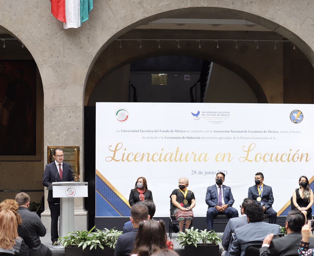 MarcoMendoza_B's tweet photo. En Xicoténcatl, antigua sede del Senado, la @ANLM5, que preside @RosyBuaun llevó a cabo la ceremonia de entrega de títulos de Licenciados en Locución.
Me siento muy honrado de ser parte de esta primera generación de locutores, comprometidos en contribuir al desarrollo de México https://t.co/lEzsg7pRfn