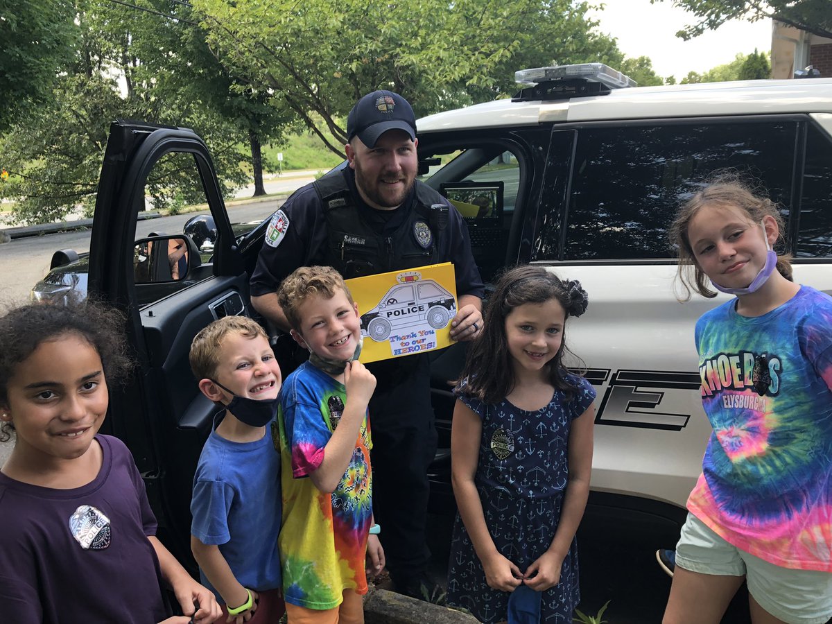 cvillepolice's tweet photo. Officer Samar had a great time connecting with our some of our future recruits at the #AlbemarleMontessoriSchool as a part of their #HeroesWeek this afternoon. They had a lot of great questions and enjoyed learning about the policing profession! #ServiceBeyondtheCall https://t.co/smSwGAtJHe