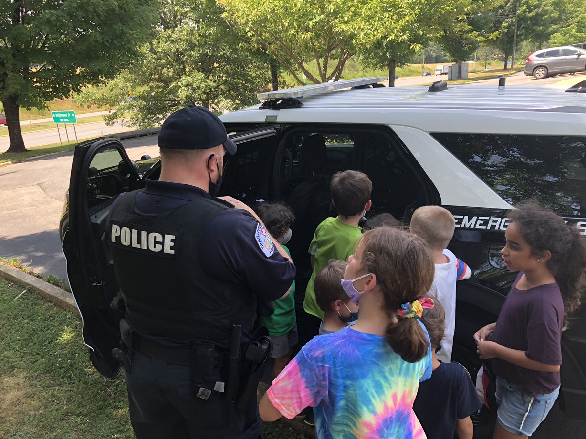 cvillepolice's tweet photo. Officer Samar had a great time connecting with our some of our future recruits at the #AlbemarleMontessoriSchool as a part of their #HeroesWeek this afternoon. They had a lot of great questions and enjoyed learning about the policing profession! #ServiceBeyondtheCall https://t.co/smSwGAtJHe