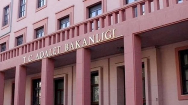 berfinyigiitt's tweet photo. Evet arkadaşlar          Bu da üzerinde
bu gördüğünüz                   Adalet 
türkiyenin                  bakanlığı yazan
adelet bakanlığı:         öylesine bir  
#elmalıdavası                 bina: https://t.co/KJxNG7NJub