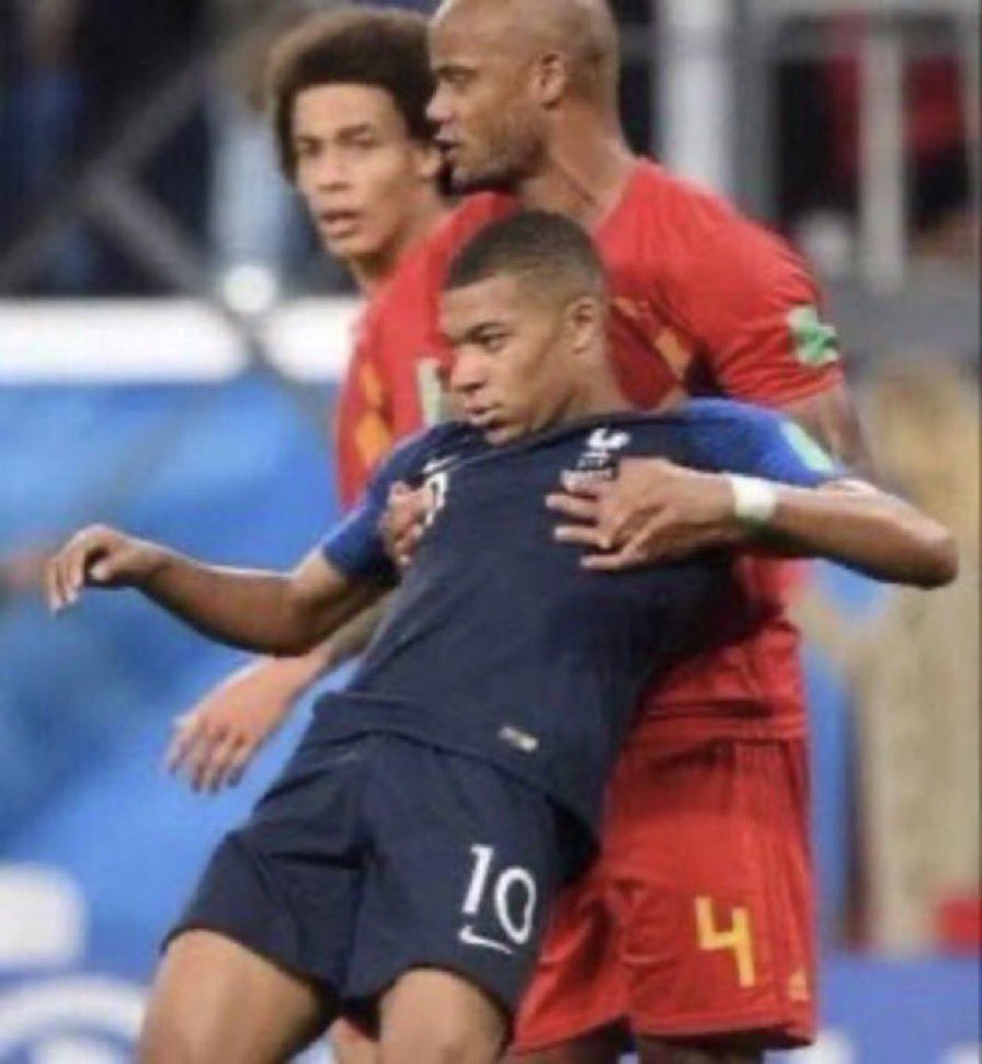 Justinas974's tweet photo. Quand il a sifflée penalty 10min après la faute…. :#FRASUI https://t.co/FMoZU9gBl2