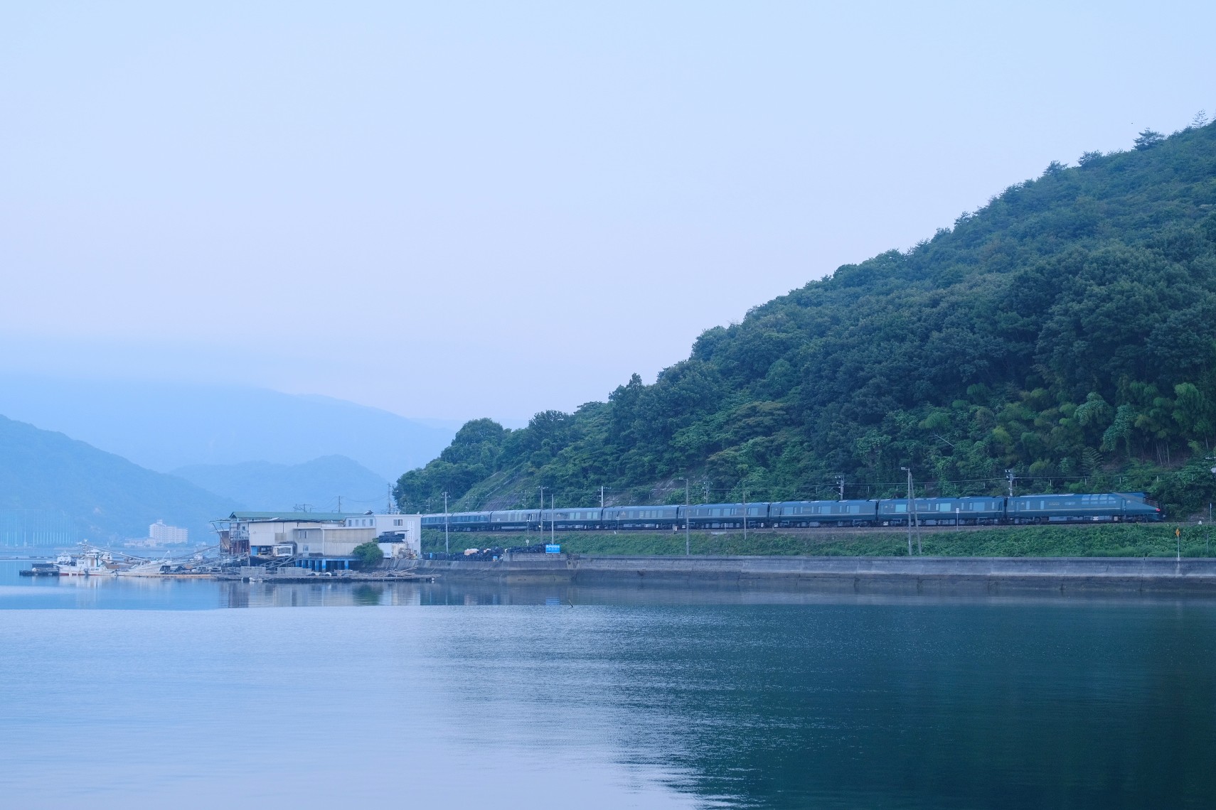 ゑゐ 本日のトワイライトエクスプレス瑞風 山陽上りコース２日目 尾道て見送った後 帰京がてら新幹線で先回り 梅雨の晴れ間の光を浴びて 瑞風のエンブレムも誇らしげに神戸市内を駆け抜ける Jr東海道本線 三ノ宮 灘間で撮影 トワイライト