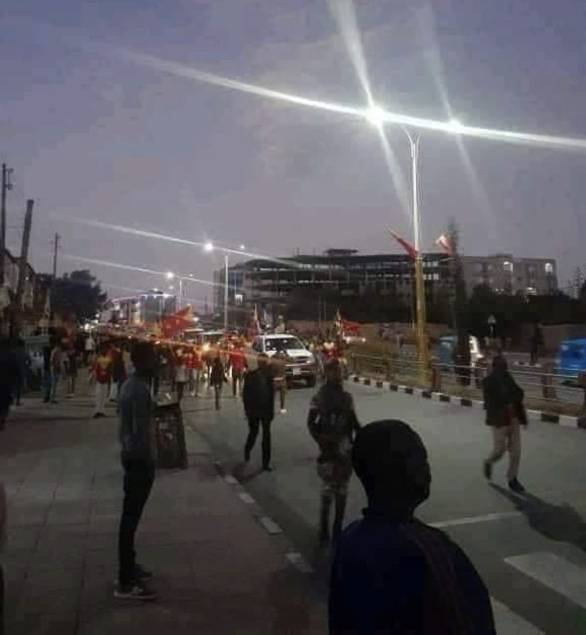 BREAKING. #TDF takes over #Mekele and accepts ceasefire. A large crowd of #Mekele residents took the streets celebrating the victory of #TDF. Human rights organisations and various international actors reported war crimes and human rights violations by ENDF and EDF. #Ethiopia