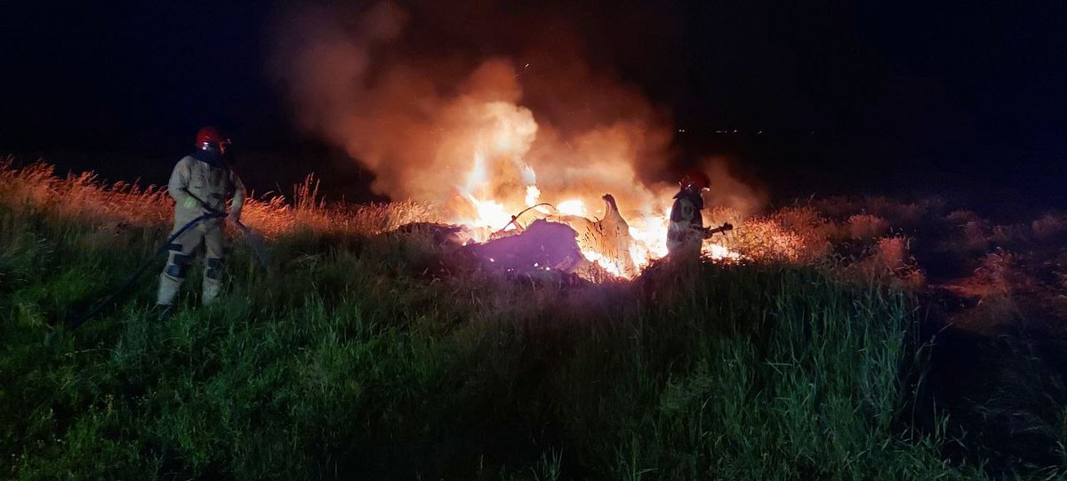 Brandweer blust brand in bult met snoeiafval bij Hellum..