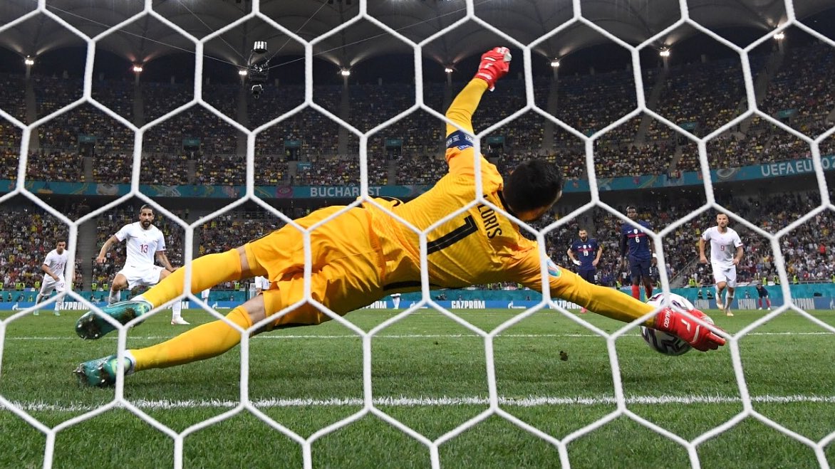 equipedefrance's tweet photo. Tout part de là ! 🙌 Le Capi encore décisif dans les grands moments 🧤 C’est pas terminé, il faut continuer ! #FRASUI #FiersdetreBkeus https://t.co/TAGnFJ50yJ
