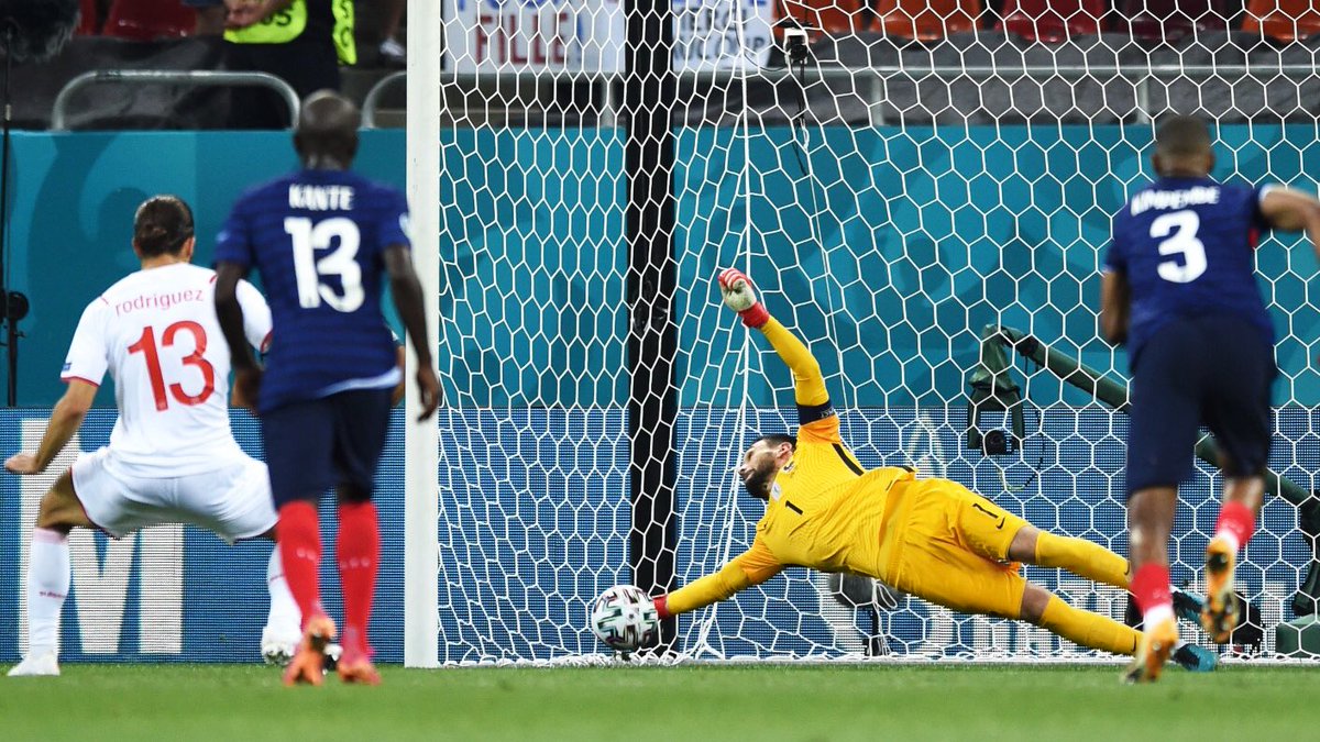 equipedefrance's tweet photo. Tout part de là ! 🙌 Le Capi encore décisif dans les grands moments 🧤 C’est pas terminé, il faut continuer ! #FRASUI #FiersdetreBkeus https://t.co/TAGnFJ50yJ