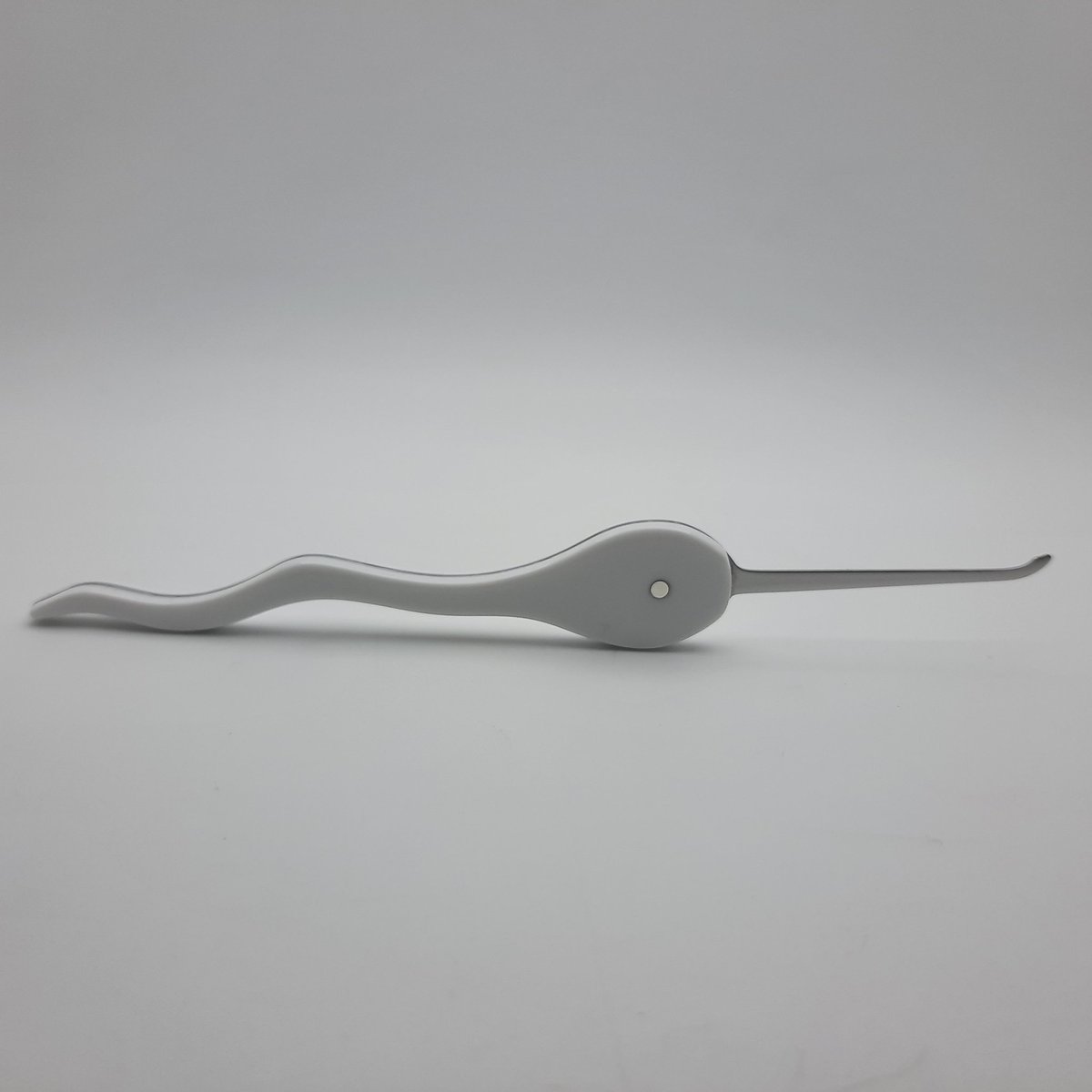 My second redesign of the ridiculously wide handle sparrows inflicted on the awesome monkey paw profile.

Mk2 is called Spunky Paw.

The scales are 2mm extruded acrylic and the eye is 2mm 925. Just a fun one so it's a bit rough and ready in places. #locksport #lockpick