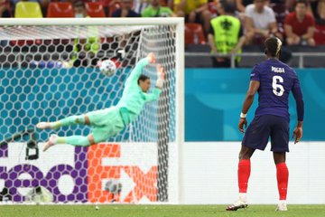 Paul Pogba mencetak gol indah dari luar kotak penalti.