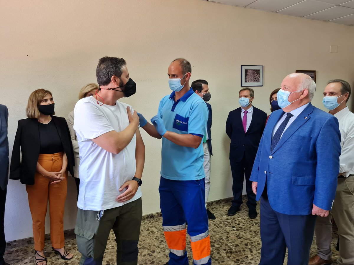 jesusraguirre's tweet photo. La sede de la asociación de taxistas de Córdoba, @Autacor, es el espacio en el que taxistas, joyeros, autónomos y empresarios de 35 a 39 años se vacunan estos días dentro del Plan Sumamos. Es primordial que haya espacios seguros con trabajadores vacunados y ponerle freno al virus https://t.co/CzUDmjS81z