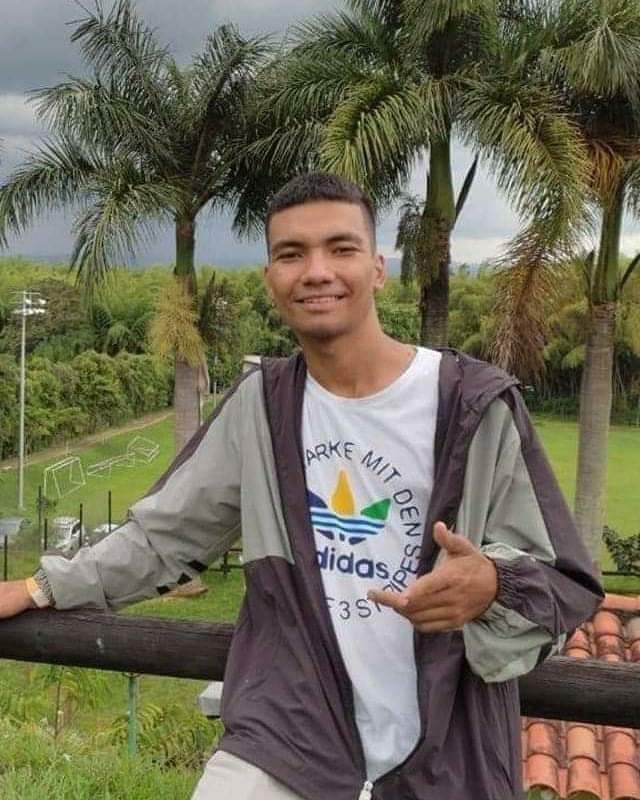 Santiago Ochoa, apareció decapitado, un joven de Tuluá, Valle que hacía parte de la primera línea. No puedo creer que esto pase como cualquier noticia; sólo pienso en esa madre que tiene que vivir este horror.
Santiago, tú no merecías morir así. Nadie merece morir así. NADIE.