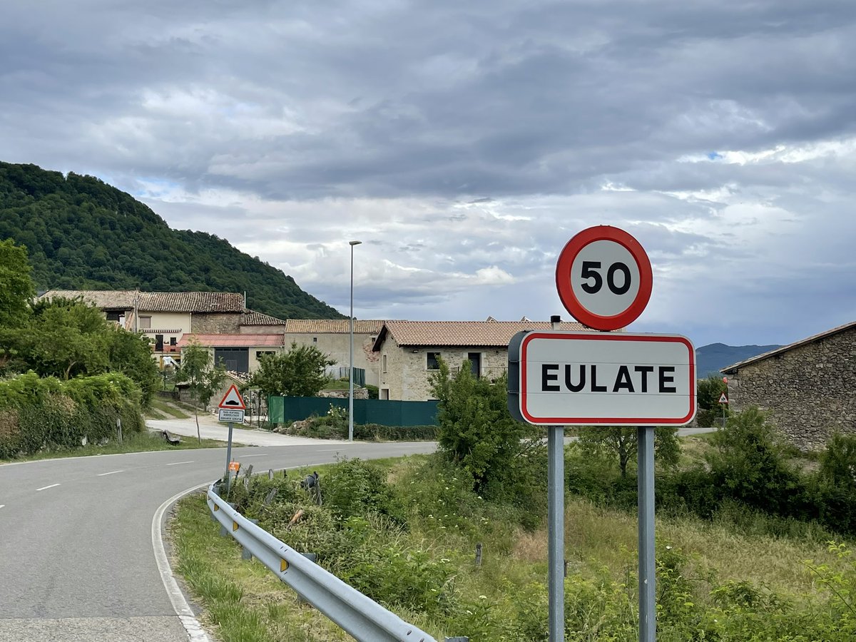 ElTiempoNavarra's tweet photo. Tiempo tranquilo en este momento sobre #Eulate #AmescoaAlta #TierraEstella #Navarra tras el intenso chubasco caído hace no muchos minutos
Cielo cubierto y una temperatura fresca de +16°C https://t.co/gxKi9g9MWL