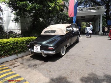 ikgfchapter2's tweet photo. Just observe the background of Anand Ingalgi. Within in few seconds shetty will pass in his car. It's a convertible car. It can be converted from open car to closed.This car is super expensive only rich people can own it.
#KGFChapter2 #KGF2 https://t.co/i6by1wkfb5