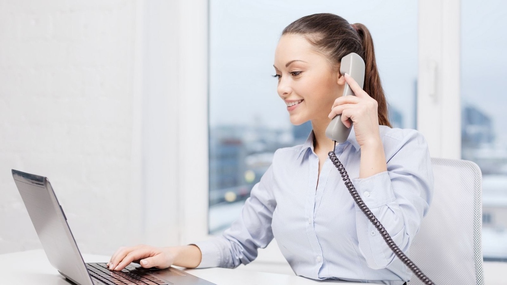 To follow. бухгалтер. офисный тип. женщина колл центра в фиолетовой рубашке. общение с клиентом.