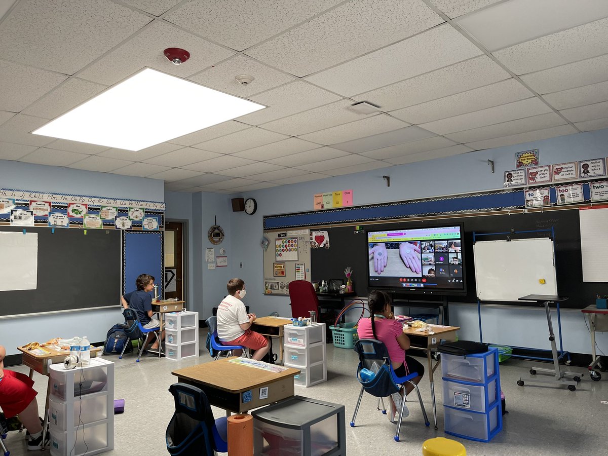 HennMrsVieira's tweet photo. @missrendine was a hit with the magic show! Students could not believe their eyes!! #HennesseyRising #lastweekfun πͺβοΈ https://t.co/DVh5F7cDPa