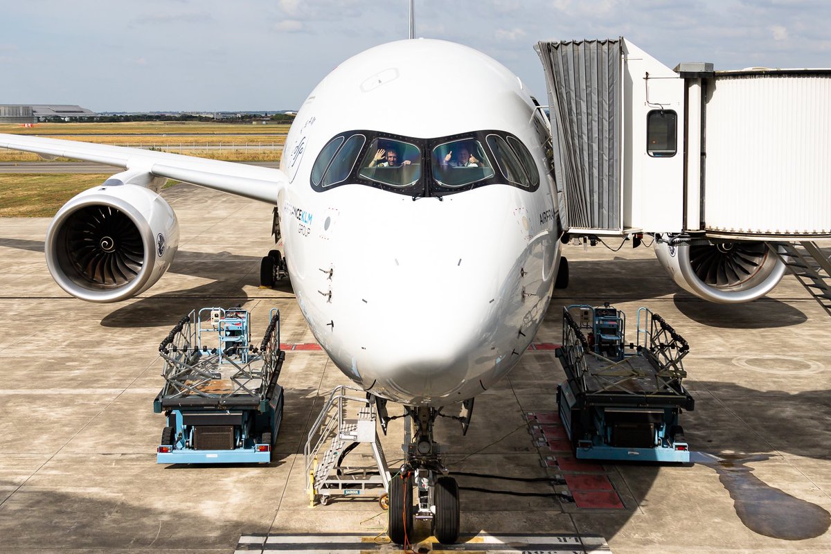 jb_359_Xwb's tweet photo. Vendredi 18 juin nous avons ramené depuis Toulouse le 10ème #A350 pour @AirFranceFR, c’est toujours un honneur et une grande fierté de ramener un avion neuf à #CDG merci @CAlloing et @OlivierHoarau  pour les photos #AvGeek @Airbus @A318111 @bezzer_spotter @GreenPilotM @AFnewsroom https://t.co/PWHI0bjDbJ