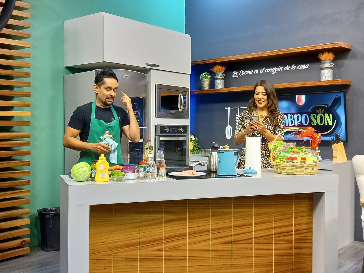 TMXDigital's tweet photo. #SabroSon hoy, nos acompaña el @chefjuanangel 
Con el ingrediente estrella Especies Aries.
@MaruHaroOlivas 
https://t.co/Yr0wU5aPrM https://t.co/Am4JZjWOsA