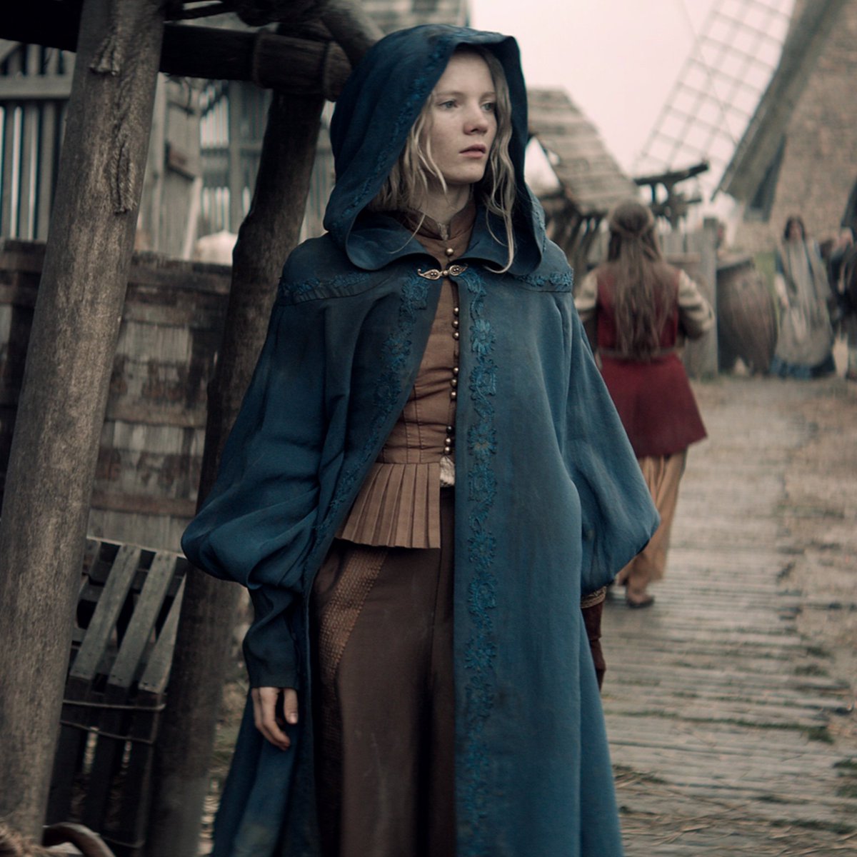 petition to bring back capes as a form of casual outerwear