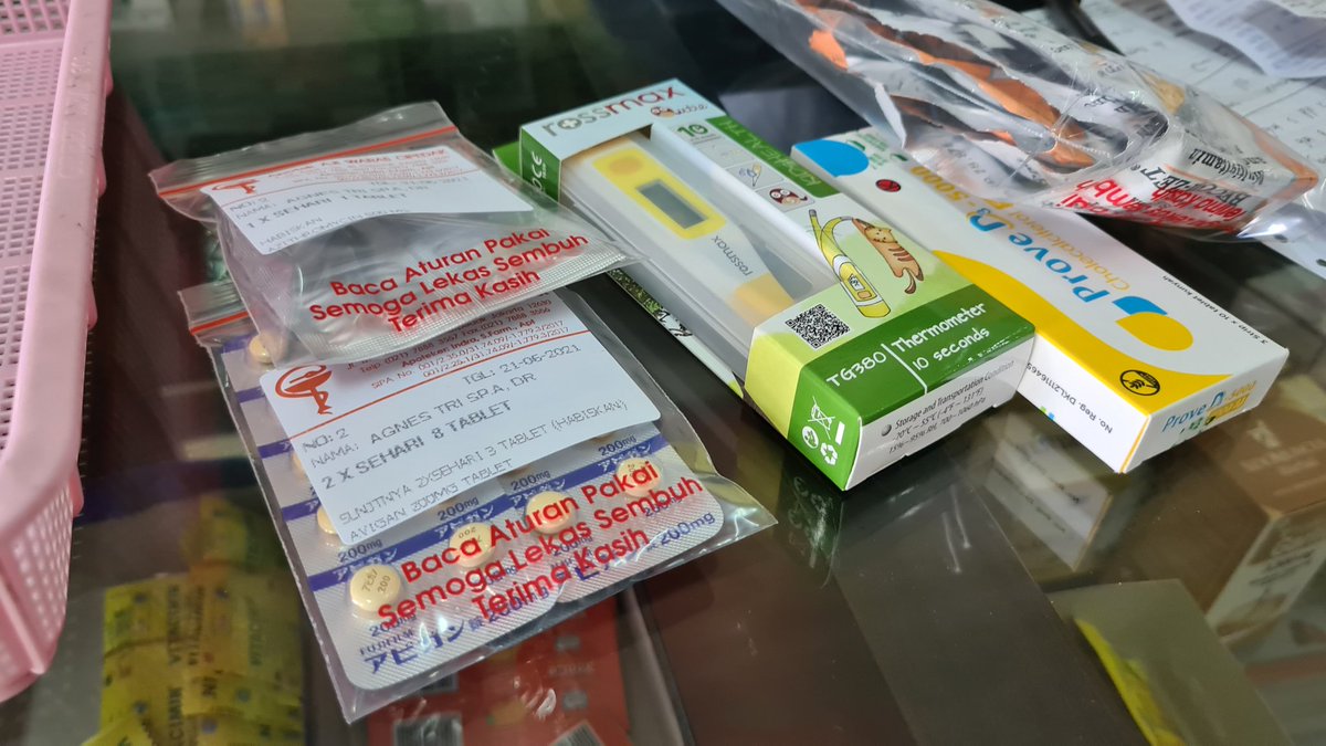 ismailfahmi's tweet photo. Biasanya tiap hari istriku visit pasien. Mulai hari ini, aku yg visiting dia. Tadi pagi2 ke apotik beli logistik tempur. Avigan, vitamin, dkk. 

Di rumah sdh ada 2 termometer, tp hasil bacaannya beda. Beli satu lagi buat voting. 😅

Banyakin sayuran, protein dan ikan kembung.😋 https://t.co/HHKy7FnAX9