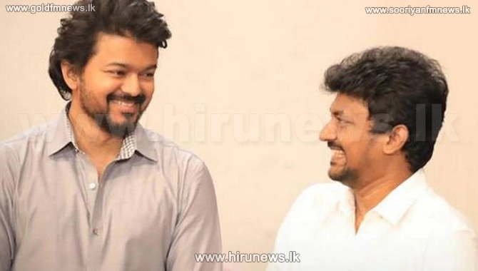 NewsSooriyanFM's tweet photo. தளபதி ரசிகர்களுக்கு இரட்டிப்பு விருந்து!
விபரங்களுக்கு >>https://t.co/2MhLkf1JVL
#Sooriyanfm #Sooriyanfmnews #Sooriyangossip #Sooriyannews #Thalapthy65 #Movie #Thalapathy65FirstLook
#HBDTHALAPATHYVijay https://t.co/kkHJfyI4Tr