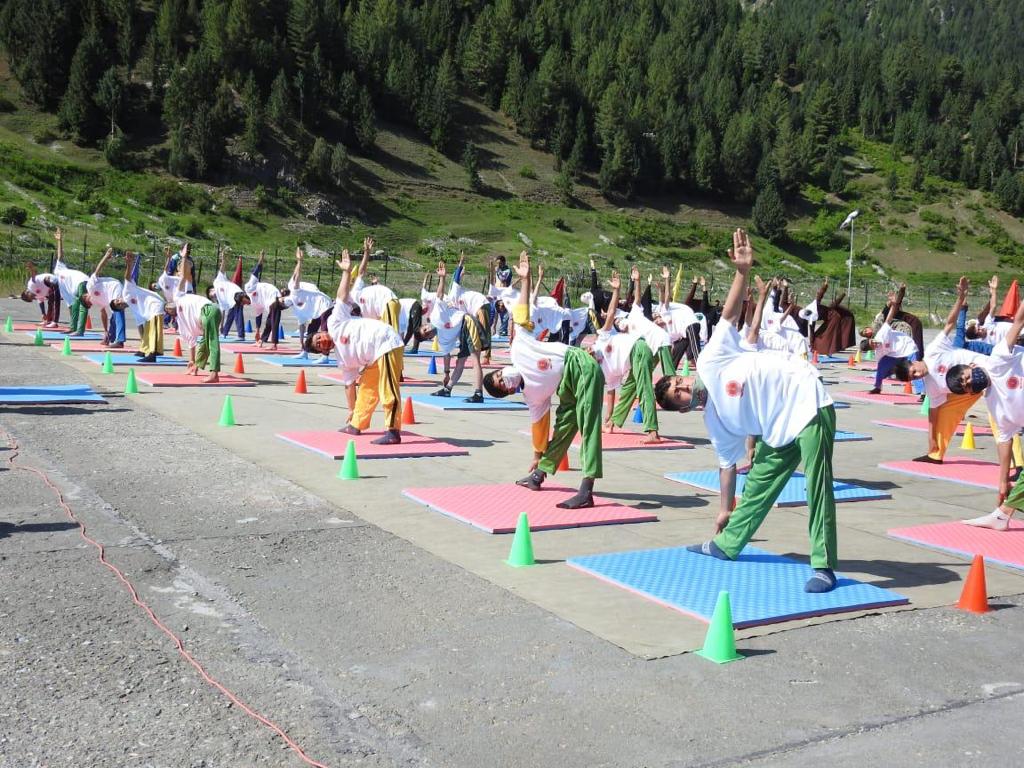 ChinarcorpsIA's tweet photo. Our citizens. 

#InternationalDayOfYoga 
#InternationalYogaDay2021
#Yoga 
#Kashmir
@adgpi
@NorthernComd_IA https://t.co/yv16mYK9hL