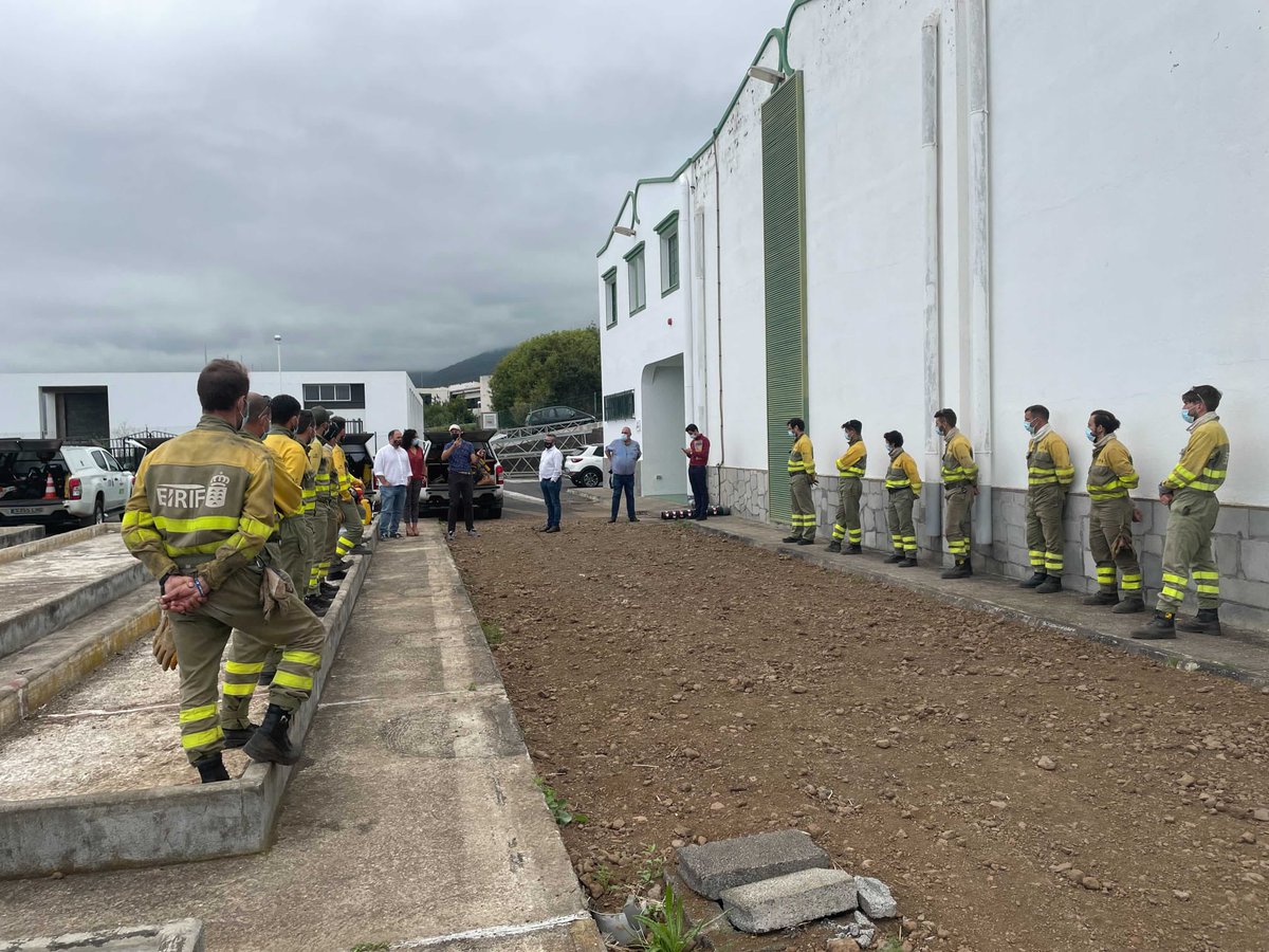 ValbuenaAlonso's tweet photo. Hoy tuve la oportunidad de visitar la nueva base del #EIRIF de #LaPalma junto a Miguel Ángel Pérez y a las consejeras insulares María Rodríguez y Nieves Rosa Arroyo.

Además, pudimos agradecerles su intervención en el reciente #IFArico, en Tenerife. https://t.co/3IODnLhdsm