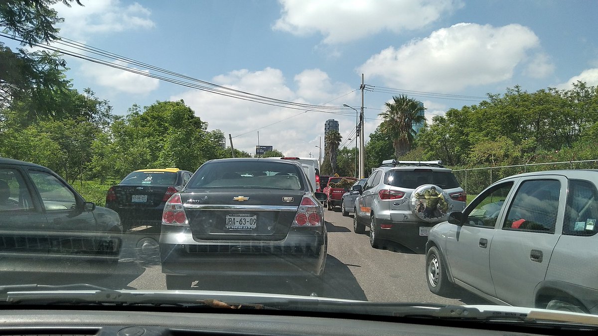 MN_PUEBLA's tweet photo. #AlMomento #MegateInforma
Tráfico intenso en cualquier vialidad con sentido a la caseta de Atlixco, debido a que grupo de pobladores de San Antonio Cacalotepec, quieren tomar la autopista en modo de protesta tras falta de obras en la zona.
Evité transitar en el lugar. https://t.co/xB3SR9iCck