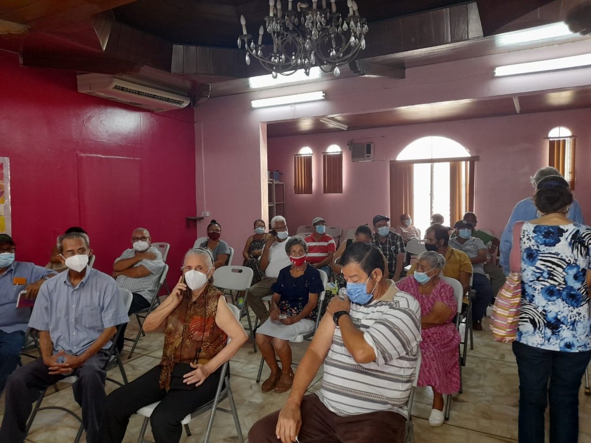 LucharYVencer2's tweet photo. Te compartimos más imágenes de la población de los barrios del D-1 de Managua que acudió voluntariamente, hoy #21Junio a aplicarse la segunda dosis de la Vacuna Covishield contra el covid-19.
#VacunandonosPuebloQueVence #LaHuacaGolpista #ManaguaSandinista @MolotovDigital2 https://t.co/OTGbVTHqwE
