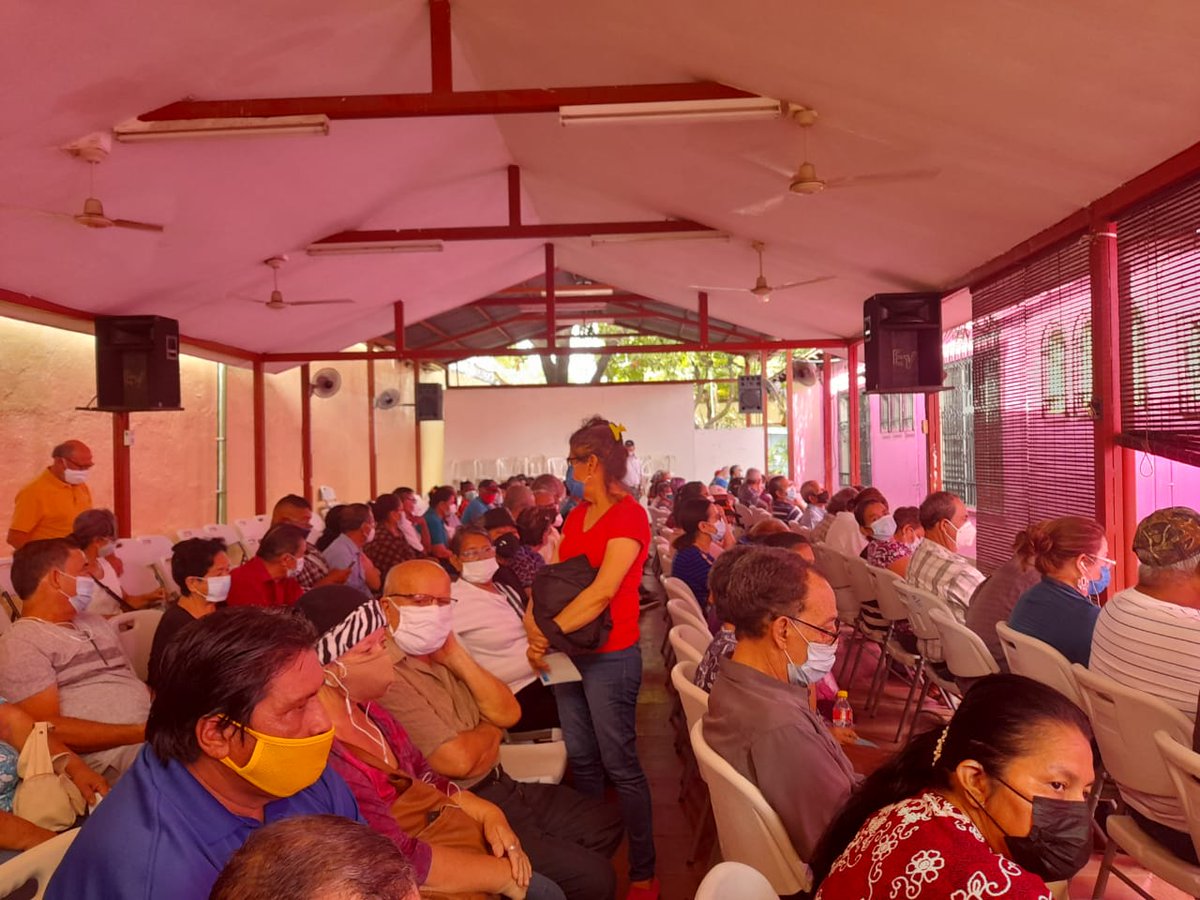LucharYVencer2's tweet photo. Te compartimos más imágenes de la población de los barrios del D-1 de Managua que acudió voluntariamente, hoy #21Junio a aplicarse la segunda dosis de la Vacuna Covishield contra el covid-19.
#VacunandonosPuebloQueVence #LaHuacaGolpista #ManaguaSandinista @MolotovDigital2 https://t.co/OTGbVTHqwE