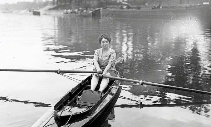 Alice Milliat , une des première femmes a s'être battue pour que les femmes puissent accéder aux J.O se retourne dans sa tombe .