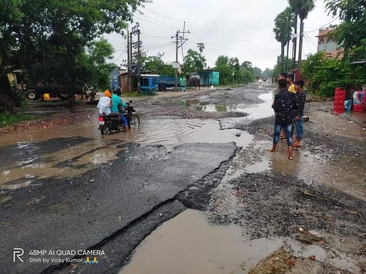 bantikumar240's tweet photo. @PMOIndia @RajivPratapRudy @NitishKumar @nitin_gadkari देश के नेता पुर्व केंद्रीय मंत्री व छपरा (सारण) के लोकप्रिय सांसद राजीव प्रताप रूडी का क्षेत्र  बस्ती जलाल है और यह NH-19 का हाल पिछले २-३ महिने से यहीं स्थिति है .. https://t.co/0KzUvVxe0d