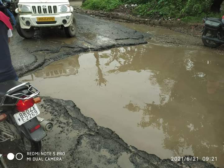 bantikumar240's tweet photo. @PMOIndia @RajivPratapRudy @NitishKumar @nitin_gadkari देश के नेता पुर्व केंद्रीय मंत्री व छपरा (सारण) के लोकप्रिय सांसद राजीव प्रताप रूडी का क्षेत्र  बस्ती जलाल है और यह NH-19 का हाल पिछले २-३ महिने से यहीं स्थिति है .. https://t.co/0KzUvVxe0d