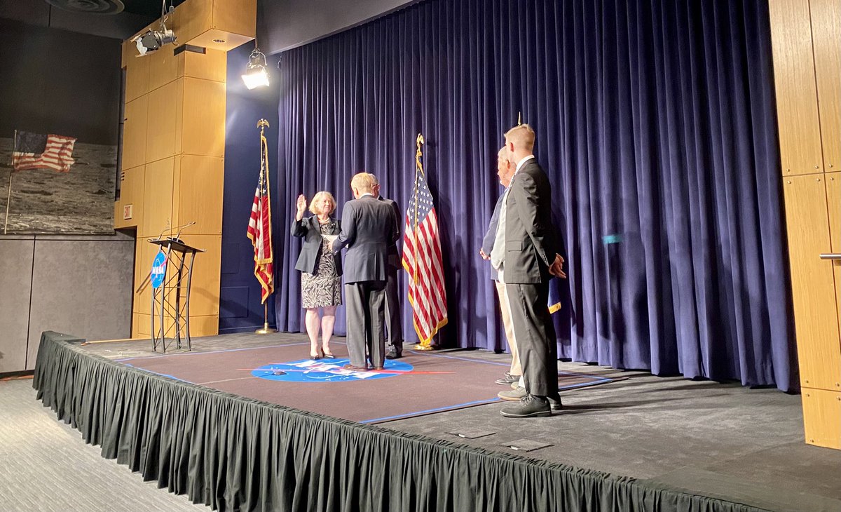 jackie_mcg's tweet photo. In front of family and friends, @Astro_Pam is sworn in as deputy administrator here at the Mary W. Jackson @NASA headquarters! https://t.co/EB04fjEeJt