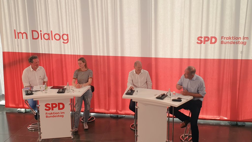 DonaldSandmann's tweet photo. Eckart von Hirschhausen "Wir müssen nicht das Klima retten, sondern uns!" Gemeinsam mit Myriam Rapior, @OlafScholz und Matthias Miersch! 👉https://t.co/Mg1F36bi3p #KlimaschutzistGesundheitsschutz https://t.co/gbboTi4PIt