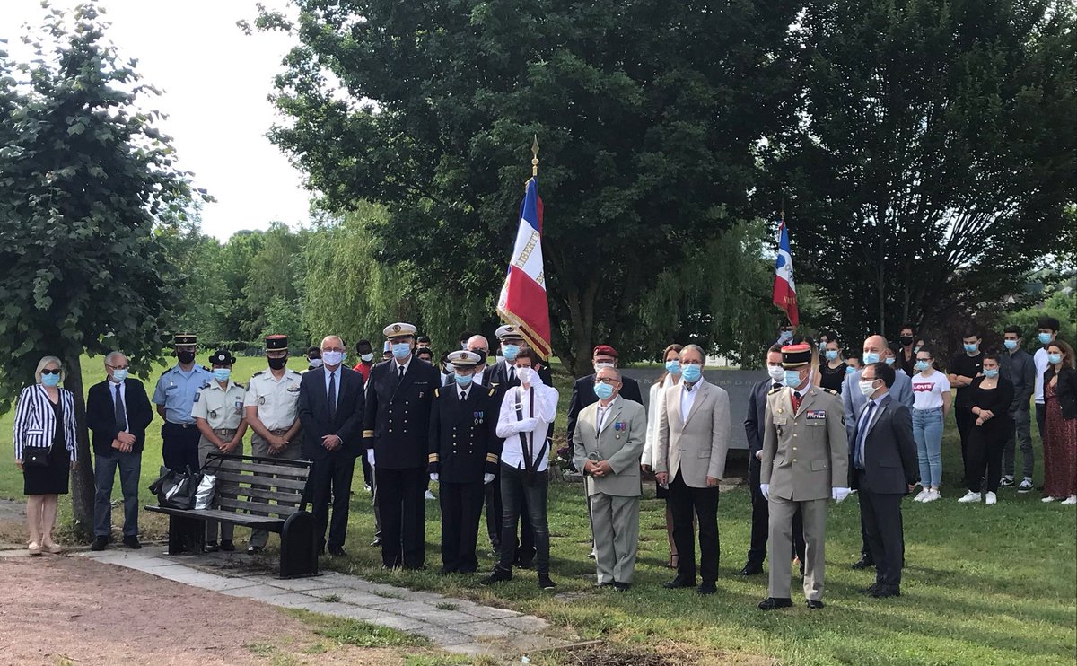 Edef_Clermont's tweet photo. Ce matin au lycée Valery Larbaud remise du drapeau 🇫🇷 de la #CDSG aux élèves de la classe Défense et d' #UP2a par le DMD adjoint de l'Allier
L'emblème de la République comme vecteur du lien Armées/Nation autour des #valeursdelarepublique
#parcourscitoyen #engagement https://t.co/klwL4h8YZC