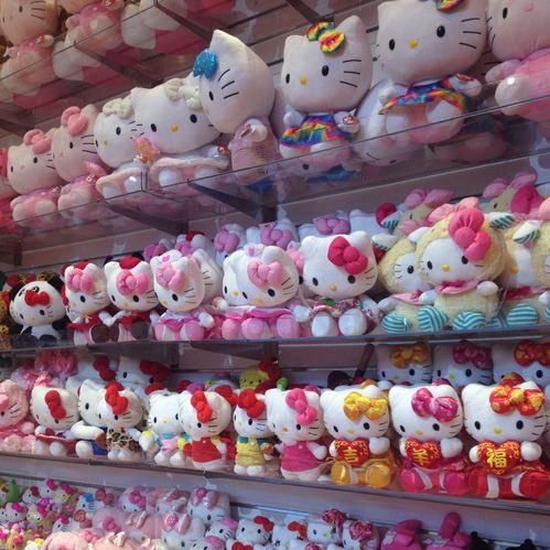 มีใครเคยได้ยินเรื่องสยองของคิตตี้หรือเฮลโหลคิตตี้บ้าง นอกจากเรื่องจริงที่ว่าคิตตี้ไม่ใช่แมวแต่เป็นเด็กผญ มีเรื่องเล่าว่าจริงๆ คิตตี้เป็นตลคปีศาจ สร้างมาจากแม่คนนึงกับเรื่องที่น่าเศร้ามากๆ แต่จะจริงหรือไม่จริง ลองอ่านต่อในเมนชั่น ❤️